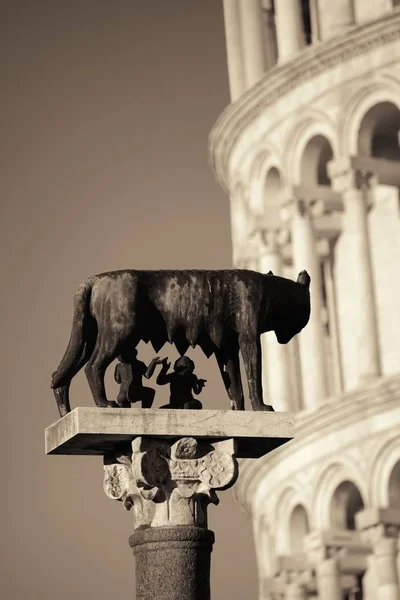 Torre Inclinada Con Escultura Lobo Capitolino Lobo Pisa Italia Como — Foto de Stock
