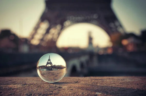 Kristal Kürenin Içindeki Eyfel Kulesi Paris Ünlü Şehir Simgesi — Stok fotoğraf