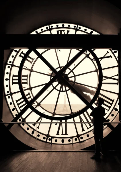 Turista Mirando Través Torre Del Reloj Gigante París Francia — Foto de Stock