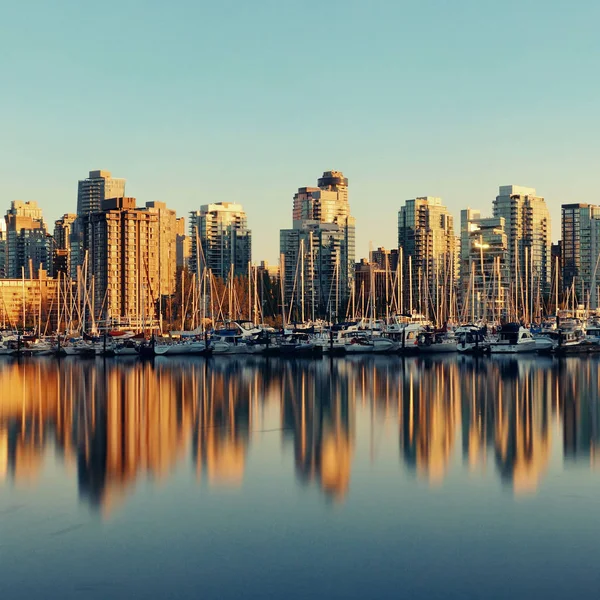 Vancouver Arquitetura Centro Barco Com Reflexos Água Pôr Sol — Fotografia de Stock