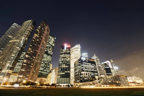 都市の建物と夜のシンガポールのスカイライン — ストック写真