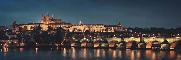 Prag Skyline Och Bro Över Floden Tjeckien Natten Panorama — Stockfoto