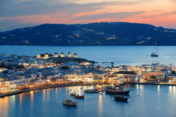 Mykonos Körfezi gün batımında yukarıdan izlendi. Yunanistan.