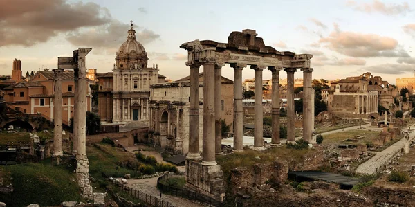 Римский Форум Руинами Древней Архитектуры Закате Солнца Красочными Облаками Италия — стоковое фото