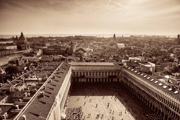 Widok Dach Dzwonnicy Zabytkowych Budynków Piazza San Marco Wenecji Włochy — Zdjęcie stockowe