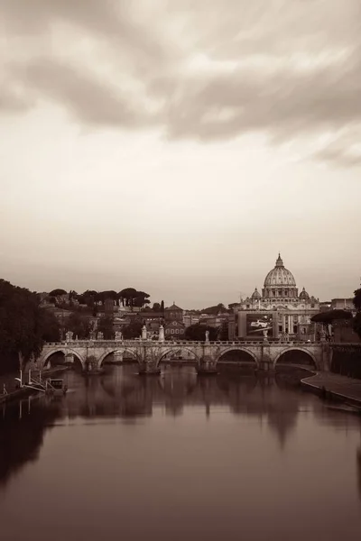 ローマのティバー川とバチカン市国聖ペテルス大聖堂とポンテ サンタンジェロ — ストック写真