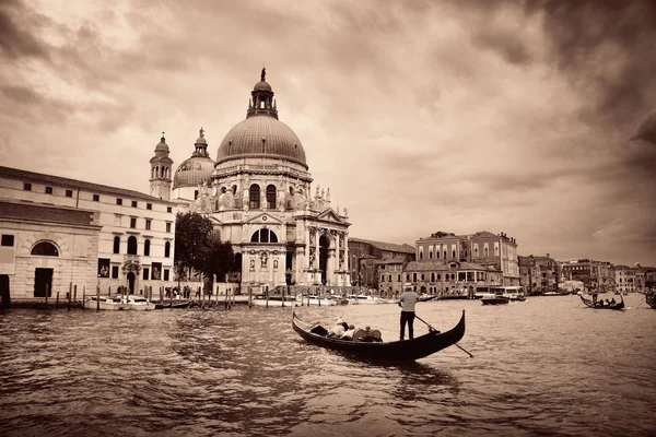 Gondola Και Βενετία Εκκλησία Santa Maria Della Salute Στο Κανάλι — Φωτογραφία Αρχείου