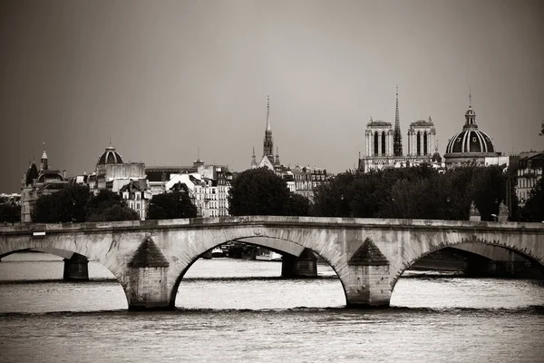 パリ川セーヌ橋と歴史的建造物 — ストック写真