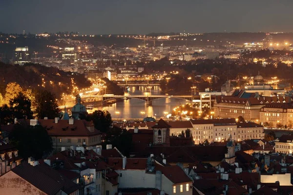 Çek Cumhuriyeti Nde Geceleyin Tarihi Binalarla Prag Gökdelen Manzarası — Stok fotoğraf