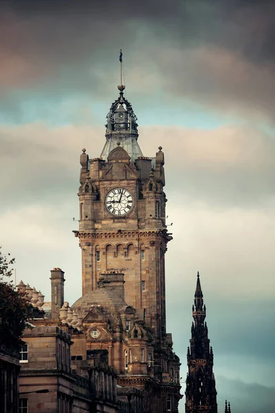 Balmoral Hotel Klocktorn Med Scott Monument Och Edinburgh Stadsutsikt — Stockfoto