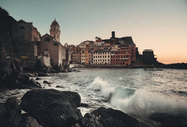 Vernazza Будівлями Скелях Над Морем Cinque Terre Італія — стокове фото