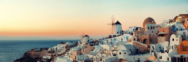 그리스의 건물들이 산토리니의 날으는 — 스톡 사진