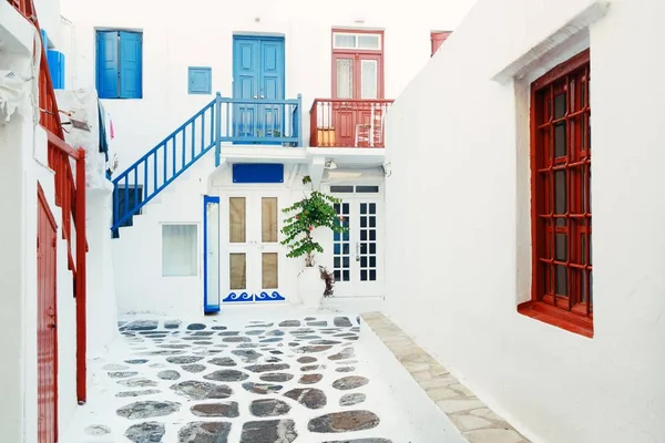 Yunanistan 'ın Mykonos Adası' nda Geleneksel Yunan mimarisine sahip sokak. 