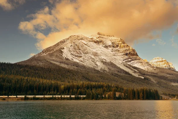 Lago Montaña Con Reflexión Niebla Atardecer Parque Nacional Banff Canadá — Foto de Stock