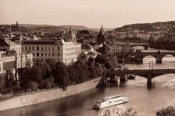 Πράγα Ορίζοντα Και Γέφυρα Πάνω Από Τον Ποταμό Στην Τσεχική — Φωτογραφία Αρχείου