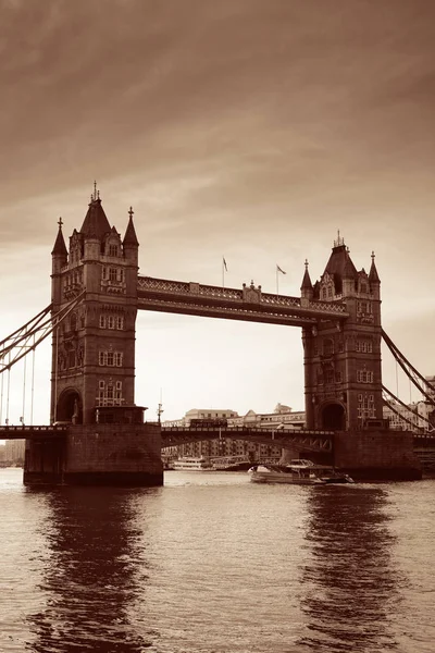 ロンドンのテムズ川にかかるタワーブリッジ — ストック写真