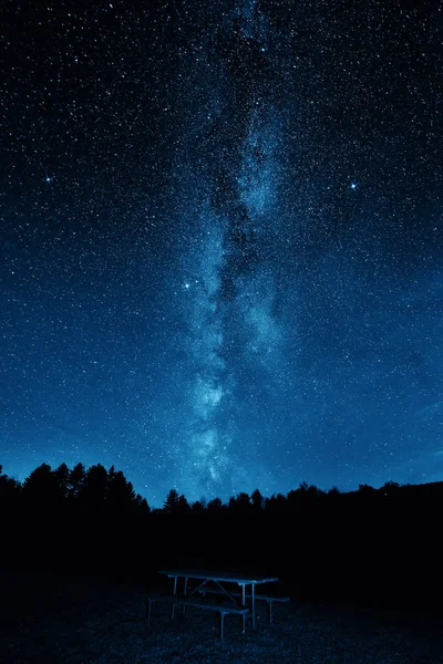 Γαλαξίας Επάνω Από Δάσος Ψησταριά Πάγκο Στο Πάρκο Στο Stowe — Φωτογραφία Αρχείου