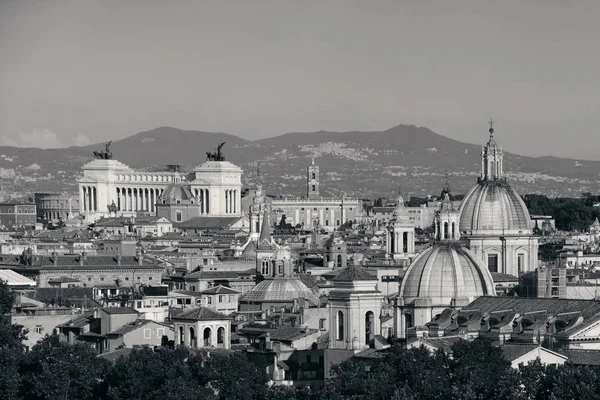 モノクロでイタリアの古代建築とローマの屋上ビュー — ストック写真