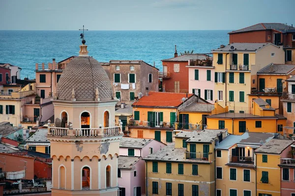 イタリア チンクテレの海の上の岩の上に建物とVernazza — ストック写真