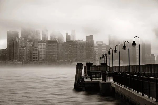 Distrito Negócios Centro Cidade Nova York Com Cais Dia Nebuloso — Fotografia de Stock