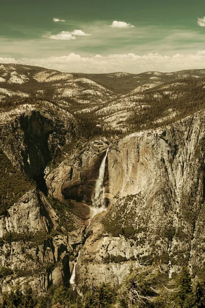 Cordilheira Yosemite Com Cachoeira — Fotografia de Stock