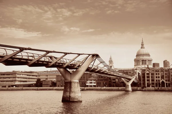 Szent Pál Katedrális Millenniumi Híd Londonban — Stock Fotó