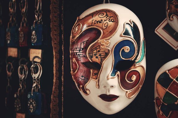 Красивая и элегантная маска в Венеции, Италия.