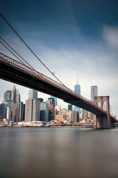 ニューヨーク市のマンハッタンのスカイラインのダウンタウンとブルックリン橋の下 — ストック写真