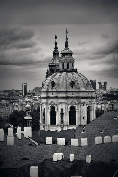 Praag Skyline Uitzicht Het Dak Met Kerk Koepel Tsjechië — Stockfoto