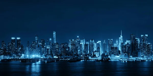 ニューヨークのハドソン川のパノラマの上にミッドタウンのスカイライン高層ビルが夜に — ストック写真
