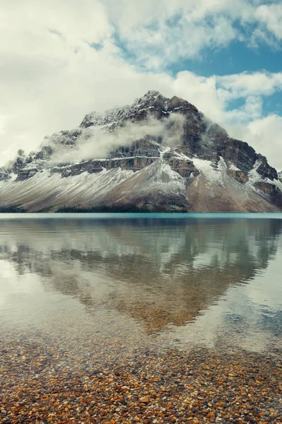 カナダのバンフ国立公園の霧とボウ湖の山と森の反射 — ストック写真
