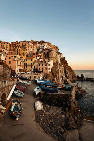 Manarola Surplombe Mer Méditerranée Avec Des Bâtiments Sur Une Falaise — Photo