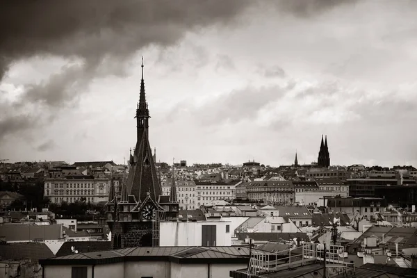 Prag, Çek Cumhuriyeti 'ndeki tarihi binalarla çatısı manzaralı.