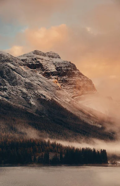 Schneebedeckte Berge Und Nebel Bei Sonnenuntergang Yoho Nationalpark Kanada — Stockfoto