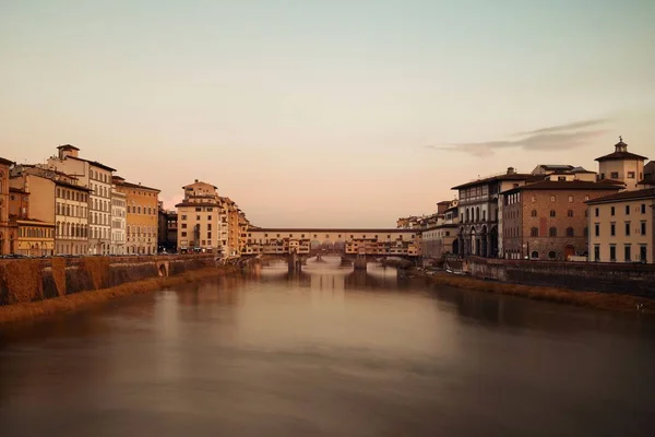 Ponte Vecchio Felett Arno Folyó Firenzében Olaszország Napkeltekor — Stock Fotó