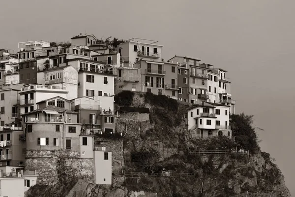 İtalya 'nın Cinque Terre kentindeki Manarola uçurumunda İtalyan tarzı yerleşik binalar..