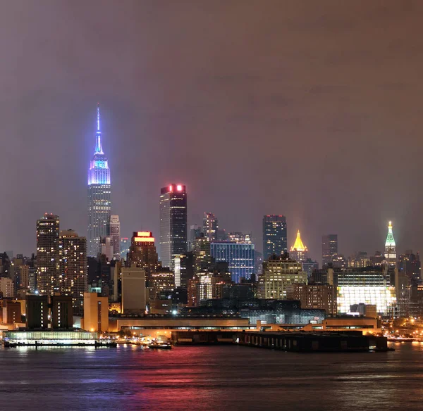 曼哈顿中城的摩天大楼和纽约市的天际线 夜雾弥漫 — 图库照片