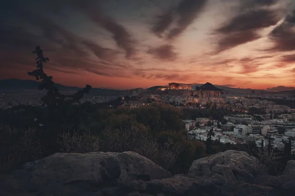 ギリシャの山頂から見た雲とアテネのスカイラインの日の出 — ストック写真