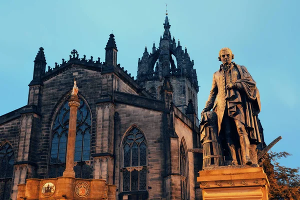 Aziz Giles Katedrali 'nde Buccleuch Dükü (Walter Scott) Edinburgh' un ünlü simgesi olarak anılır. Birleşik Krallık.