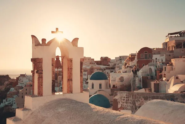 Santorini Skyline Zonsondergang Met Kerkklok Gebouwen Griekenland — Stockfoto