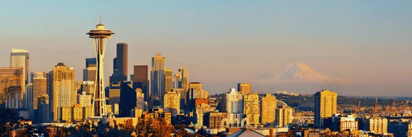 Seattle Stad Skyline Met Rainier Bij Zonsondergang Met Stedelijke Kantoorgebouwen — Stockfoto