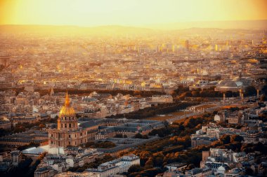 Günbatımında Napolyon 'un mezarının olduğu Paris' in çatı manzarası. 