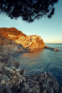 Manarola İtalya 'nın Cinque Terre kentindeki uçurumun üzerindeki binalarla Akdeniz' e tepeden bakıyor..