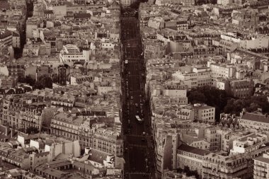 Paris şehir caddesi çatısı manzarası siyah beyaz. 