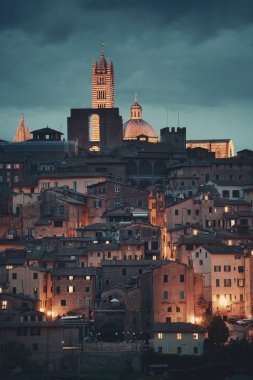 Siena Katedrali ve İtalya 'daki tarihi binaların olduğu ortaçağ şehir silueti manzarası