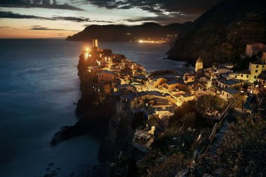 Gece Vernazza 'da Cinque Terre, İtalya' da kayalıklarda binalar vardı..