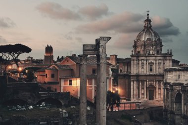 Roma Forumu 'nda antik mimarinin kalıntıları var. İtalya.