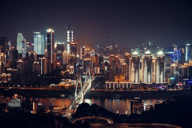 Chongqing 'deki kentsel binaların ve şehir siluetinin hava görüntüsü.