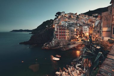 Riomaggiore rıhtım manzaralı Cinque Terre 'de geceleri binalar, İtalya.