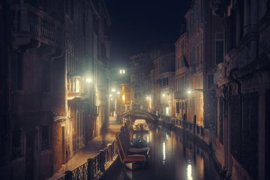 Venedik Canal tarihi binalar ile bir gece. İtalya.